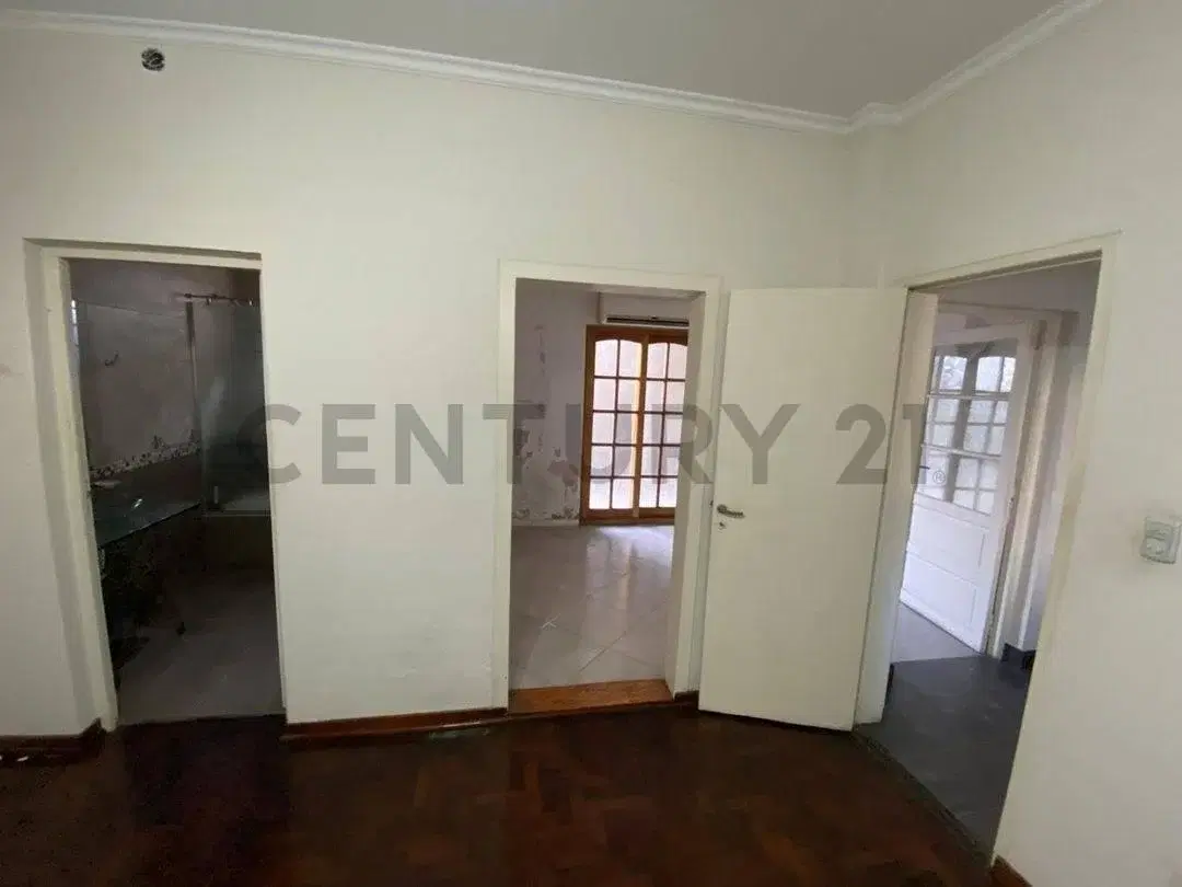 VENTA CASA 3 AMBIENTES CON DOS COCHERAS CUBIERTA Y TERRAZA EN CASEROS RECICLADA A NUEVA 1