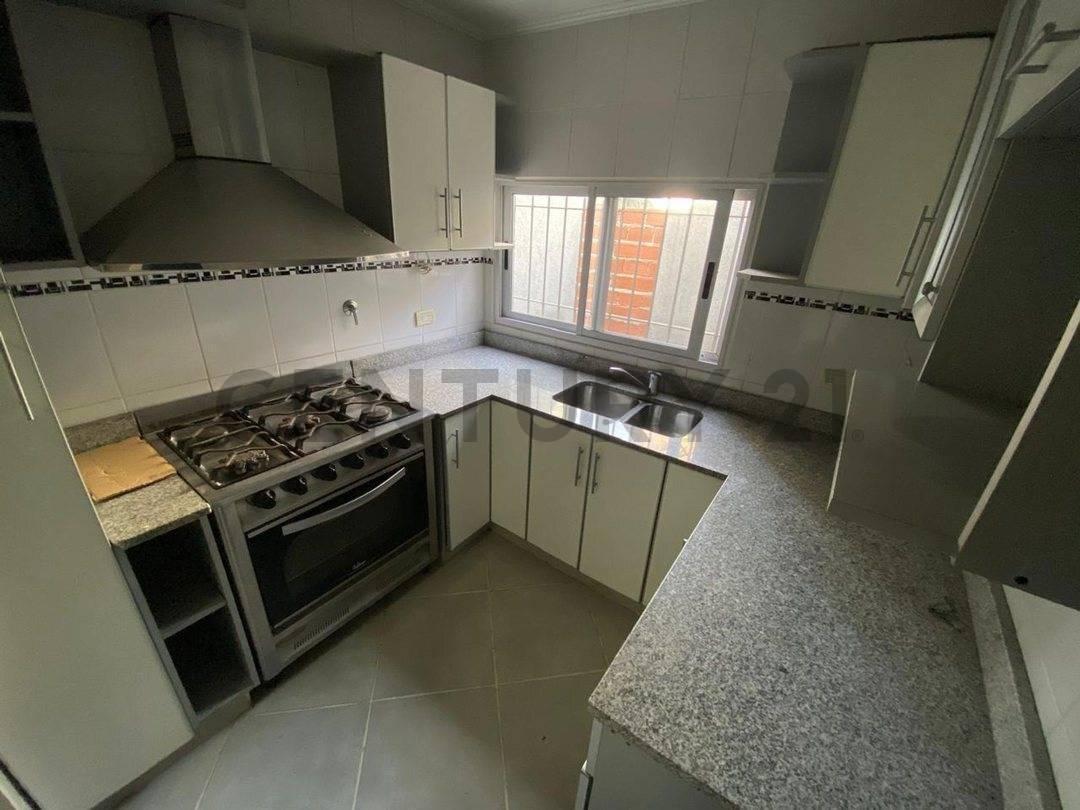 Foto de VENTA CASA 3 AMBIENTES CON DOS COCHERAS CUBIERTA Y TERRAZA EN CASEROS, imagen 3