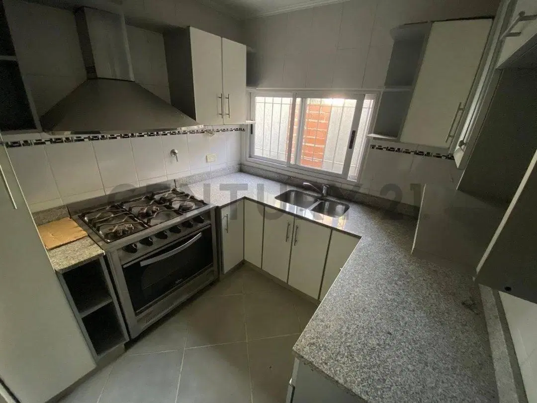 VENTA CASA 3 AMBIENTES CON DOS COCHERAS CUBIERTA Y TERRAZA EN CASEROS RECICLADA A NUEVA 3