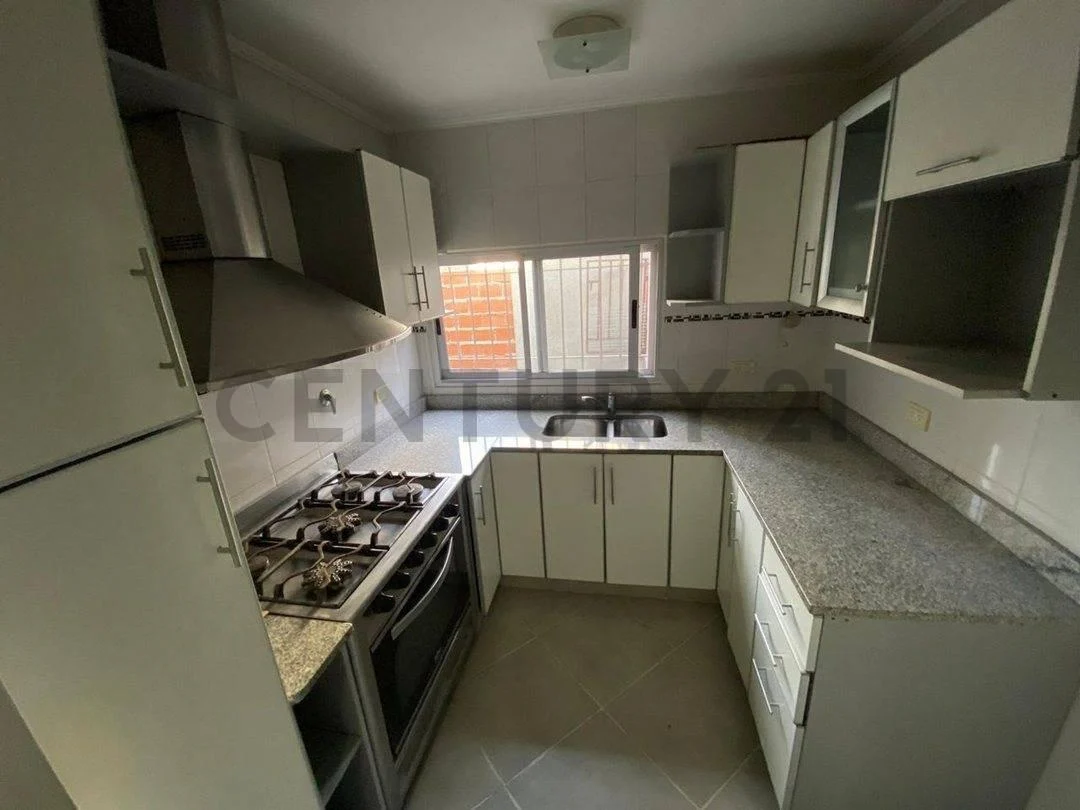 Foto de VENTA CASA 3 AMBIENTES CON DOS COCHERAS CUBIERTA Y TERRAZA EN CASEROS, imagen 5