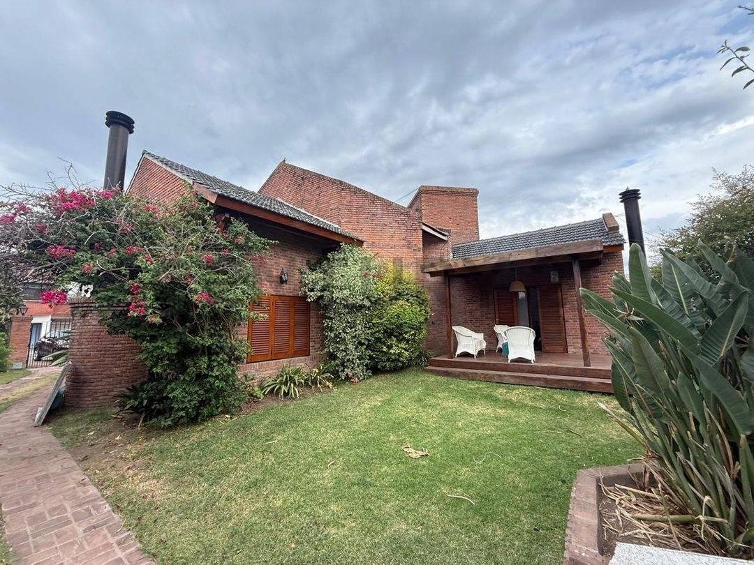 VENTA CASA 5 AMBIENTES PILAR CENTRO LOTE 1013 M2 CON PILETA QUINCHO Y JARDIN APTO CREDITO