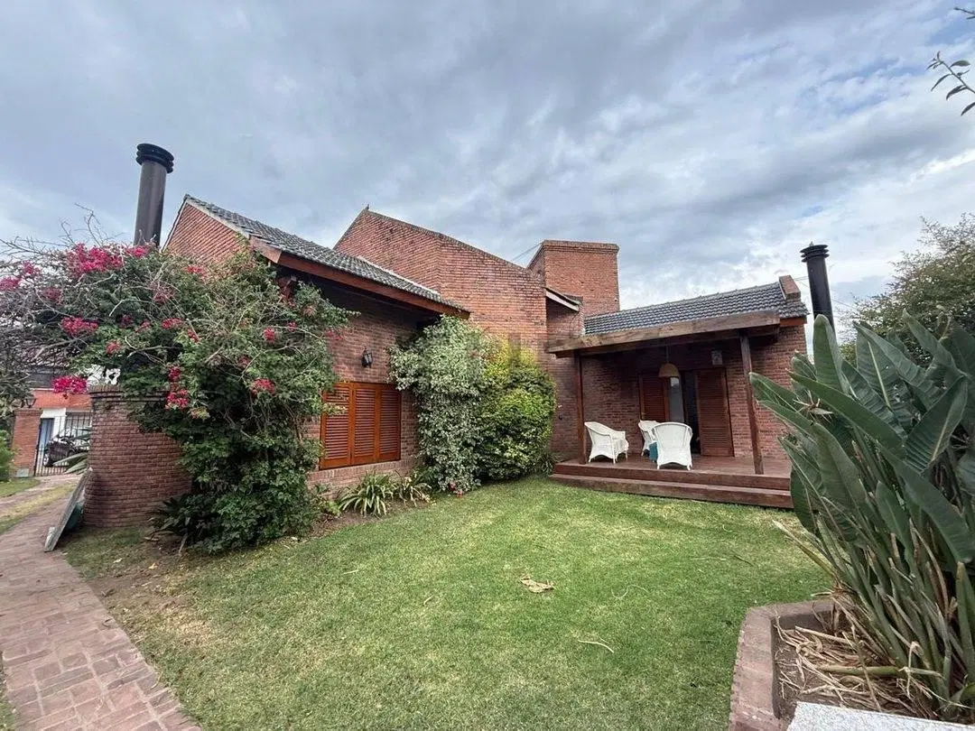VENTA CASA 5 AMBIENTES PILAR CENTRO LOTE 1013 M2 CON PILETA QUINCHO Y JARDIN APTO CREDITO 2