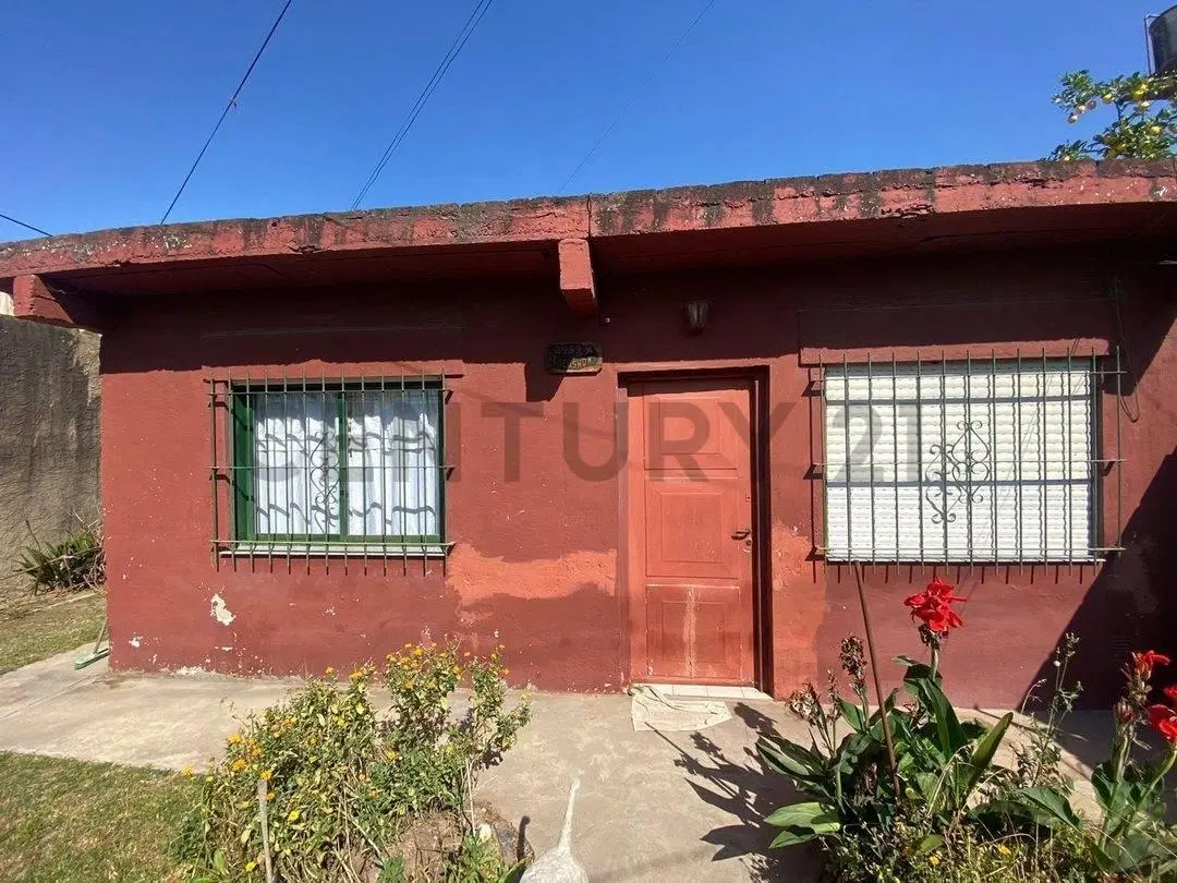 VENTA DE CASA 3 AMBIENTES CON JARDIN COCHERA PARRILLA Y LOTE PROPIO BELLA VISTA A METROS DE AV GASPA 4