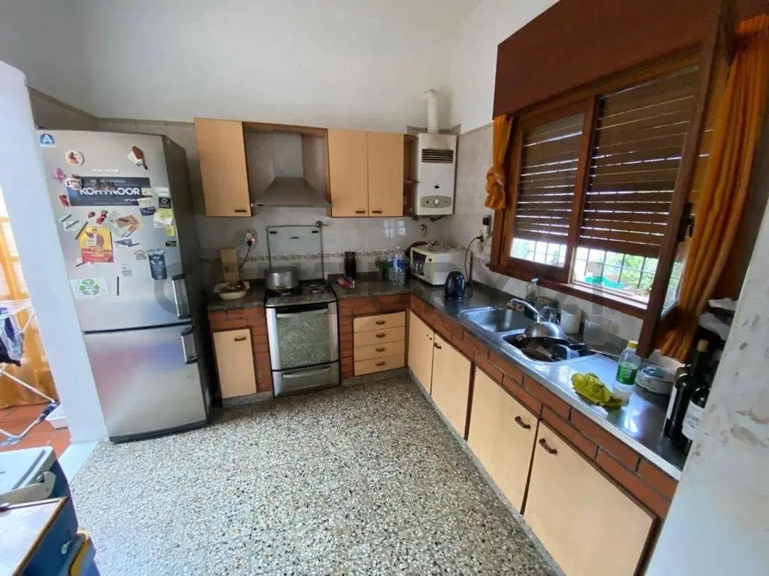 CASA EN VENTA 3 AMBIENTES CON JARDIN EN LANÚS ESTE SOBRE LOTE 416 M2 APTO CRÉDITO 2