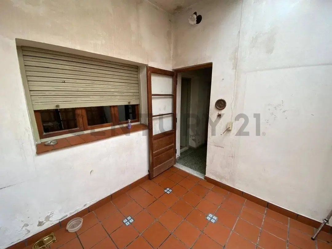 CASA EN VENTA 3 AMBIENTES CON JARDIN EN LANÚS ESTE SOBRE LOTE 416 M2 APTO CRÉDITO 3