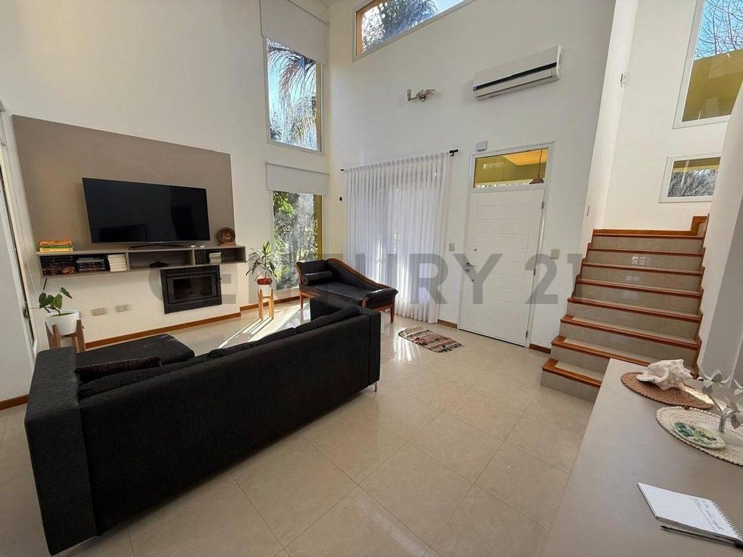 Foto de CASA EN VENTA 4 AMBIENTES LOTE 1200 M2 CON PILETA Y VISTA A LA LAGUNA, imagen 5