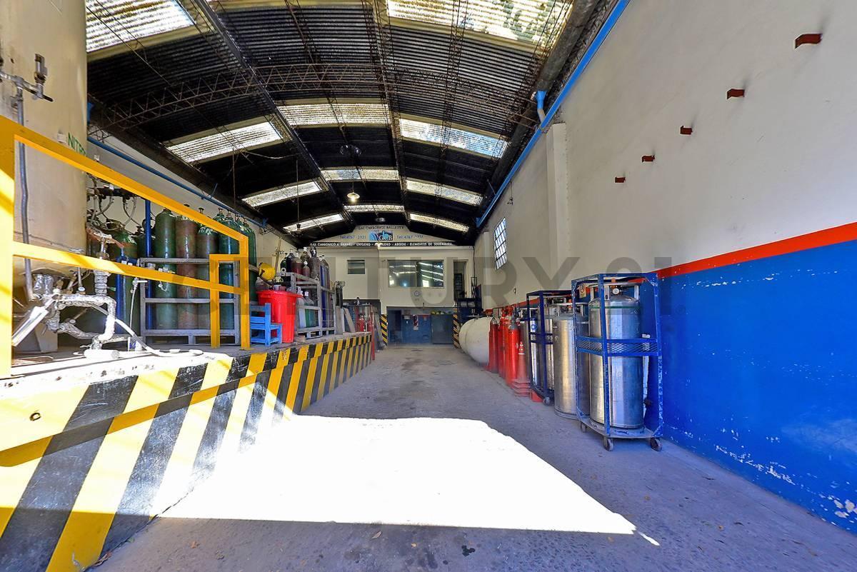 VENTA GALPON CON OFICINAS EN VILLA BALLESTER SAN MARTIN - EXCELENTE ESTADO.