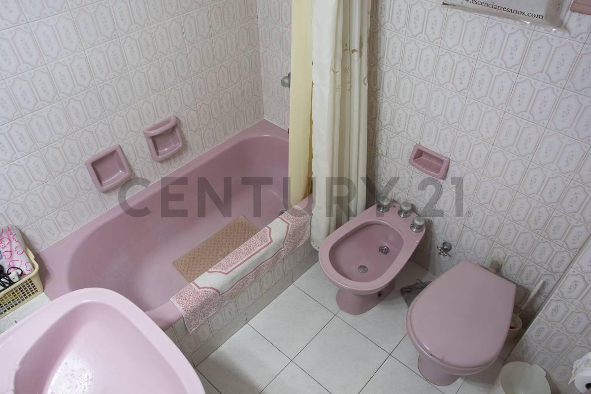 VENTA DPTO 5 AMB + DEPENDENCIA EN FLORES APTO CRÉDITO