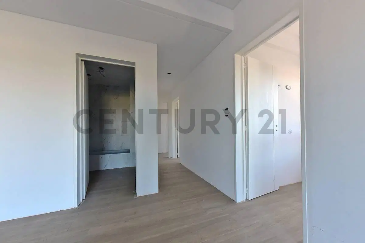 VENTA DEPTO 3 AMBIENTES CON BALCON Y COCHERA EN SAN MARTIN. 2
