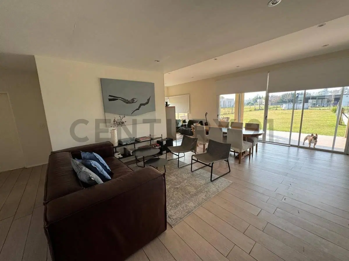 VENTA CASA 4 AMBIENTES CON PILETA SANTA ISABEL 2 3