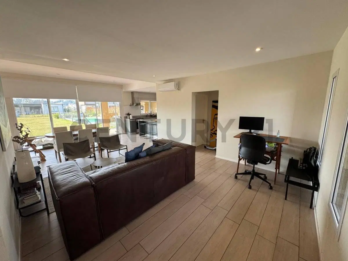 VENTA CASA 4 AMBIENTES CON PILETA SANTA ISABEL 2 5