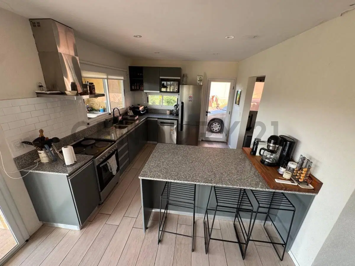 VENTA CASA 4 AMBIENTES CON PILETA SANTA ISABEL 2 4