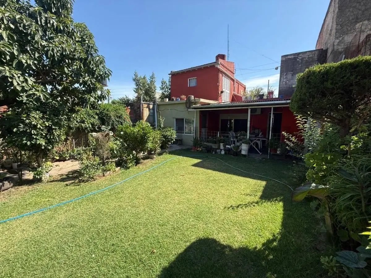 VENTA CASA 3 AMBIENTES MAS 2 LOCALES EN BELLA VISTA GARAGE Y JARDIN EXCELENTE UBICACION 2