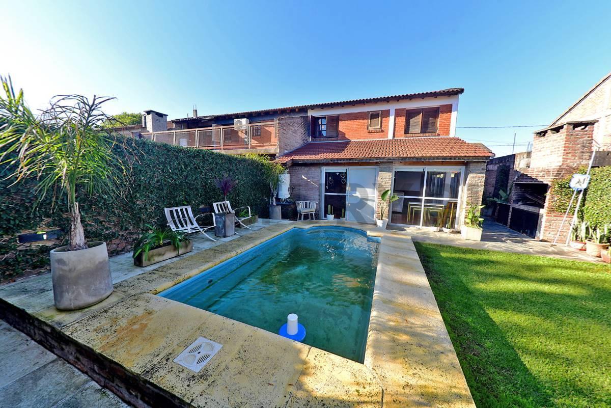 VENTA CASA 5 AMBIENTES CON PILETA, QUINCHO Y JARDÍN EN HURLINGHAM