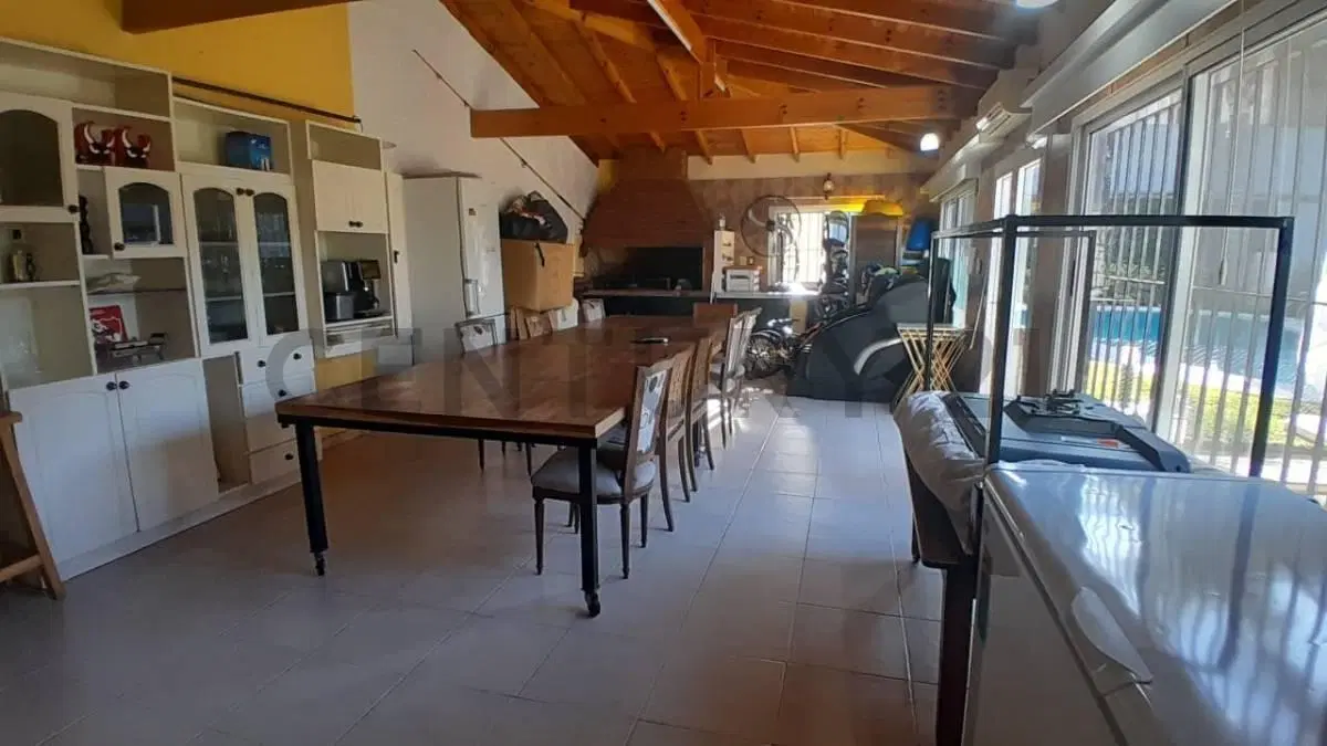 VENTA CASA 5 AMBIENTES CON QUINCHO PARQUE Y PILETA EN VILLA BALLESTER 2