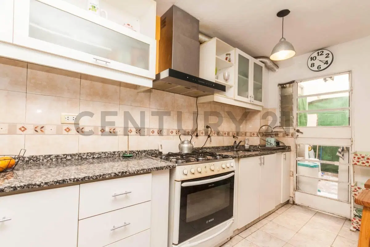 Depto 3 ambientes con patio y parrilla apto profesional en Lanusita 4