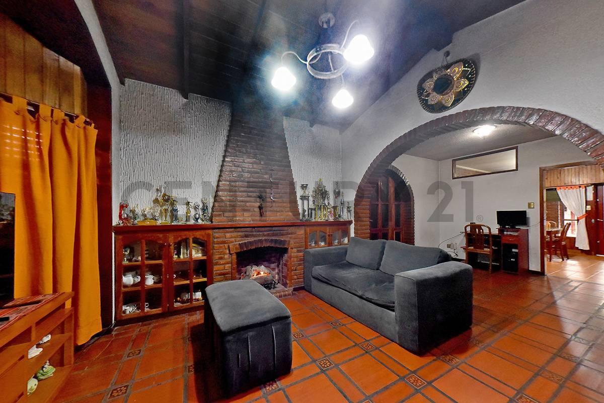 Foto de VENTA CASA 4 AMBIENTES AMPLIO JARDIN Y PILETA EN ITUZAINGÓ, imagen 1