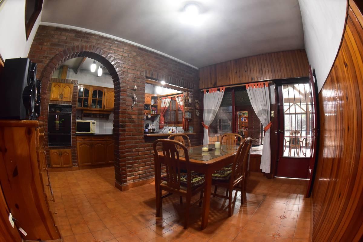Foto de VENTA CASA 4 AMBIENTES AMPLIO JARDIN Y PILETA EN ITUZAINGÓ, imagen 2