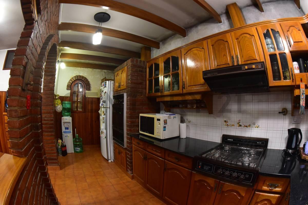 Foto de VENTA CASA 4 AMBIENTES AMPLIO JARDIN Y PILETA EN ITUZAINGÓ, imagen 5