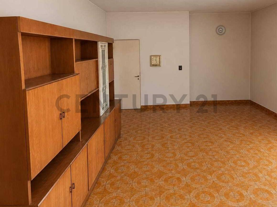 Foto de VENTA PH 5 AMB EN ESQUINA C/ BALCON A DOS CALLES - TERRAZA - LOMAS DEL, imagen 2