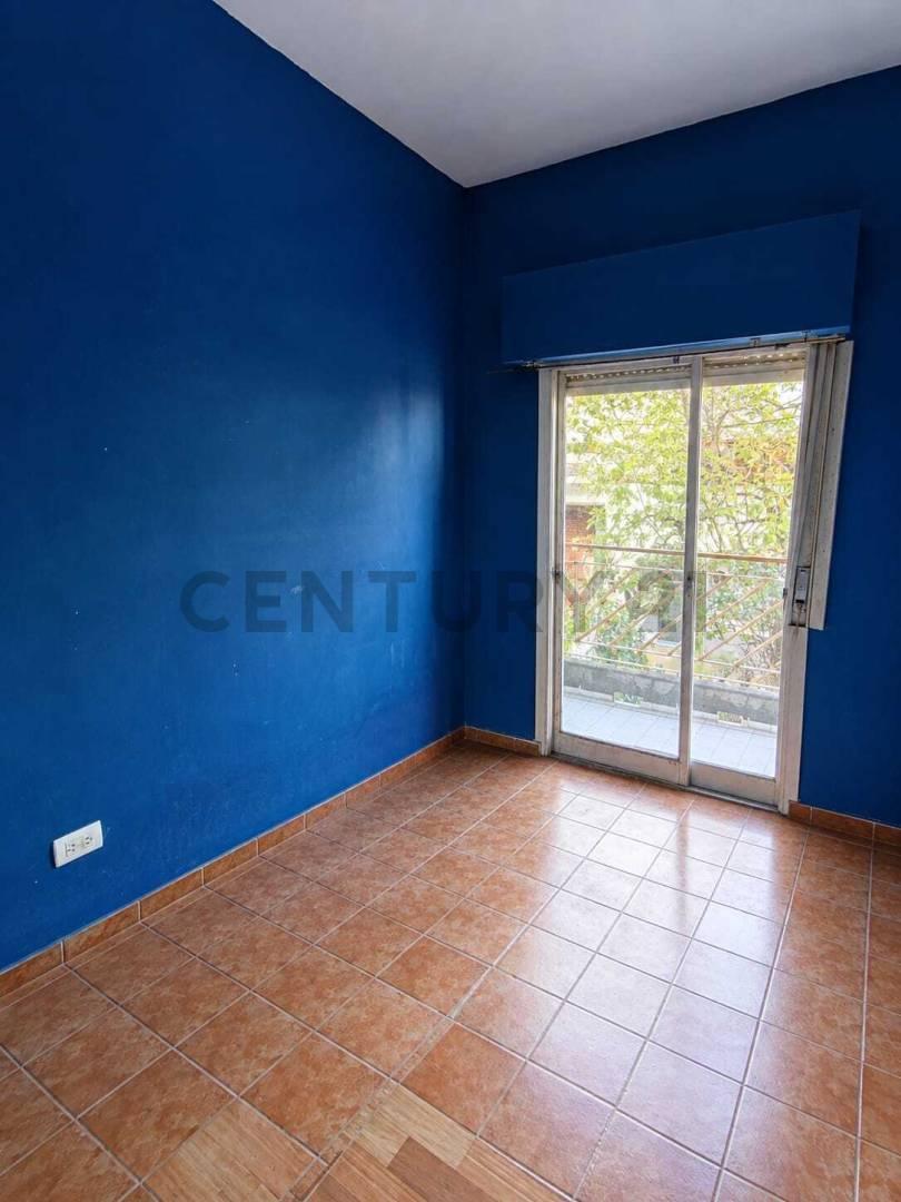 Foto de VENTA PH 5 AMB EN ESQUINA C/ BALCON A DOS CALLES - TERRAZA - LOMAS DEL, imagen 3