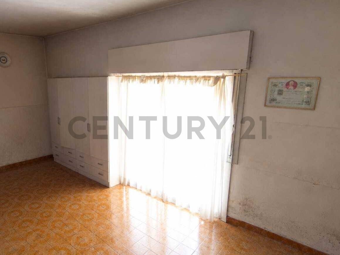 Foto de VENTA PH 5 AMB EN ESQUINA C/ BALCON A DOS CALLES - TERRAZA - LOMAS DEL, imagen 1