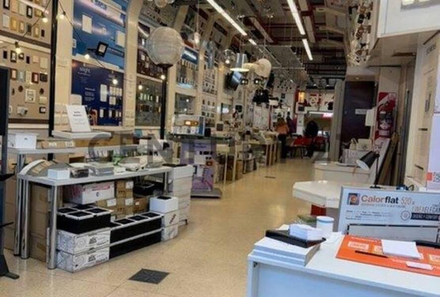 Foto de VENTA LOCAL CON OFICINAS ( EN BLOQUE) SAN NICOLAS, imagen 2