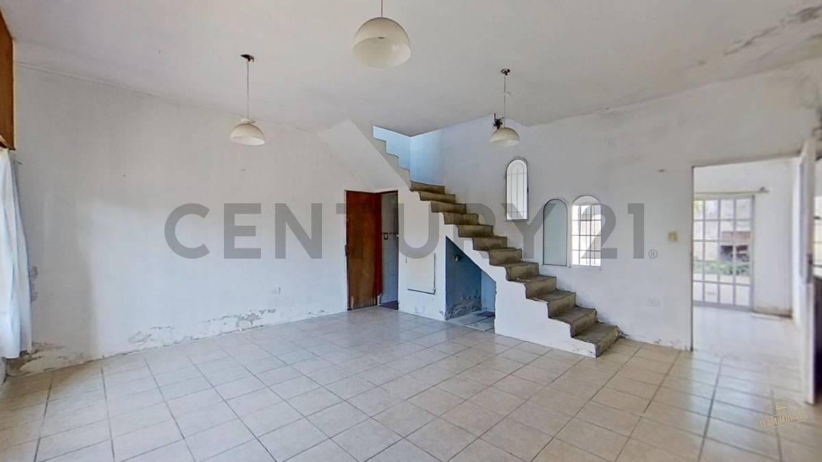 Foto de VENTA CASA A RECICLAR 3 AMBIENTES COCHERA PATIO LANÚS OESTE, imagen 1