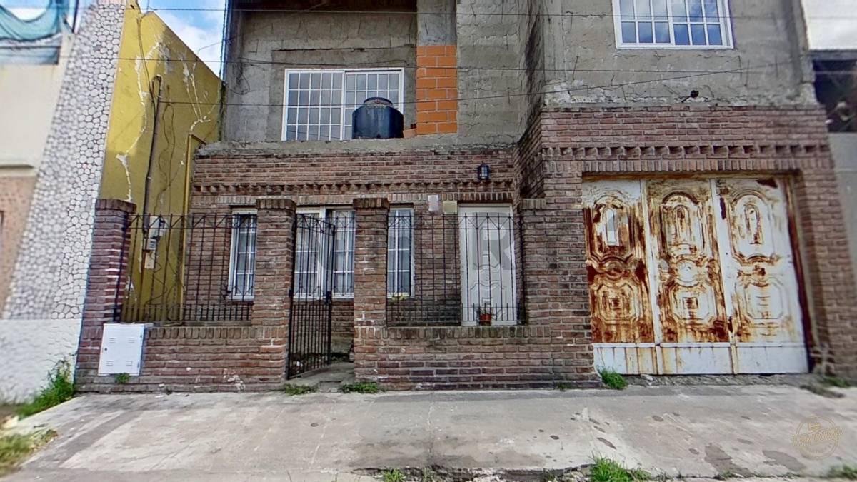 Foto de VENTA CASA A RECICLAR 3 AMBIENTES COCHERA PATIO LANÚS OESTE, imagen 2