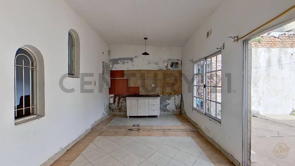 Foto de VENTA CASA A RECICLAR 3 AMBIENTES COCHERA PATIO LANÚS OESTE, imagen 4