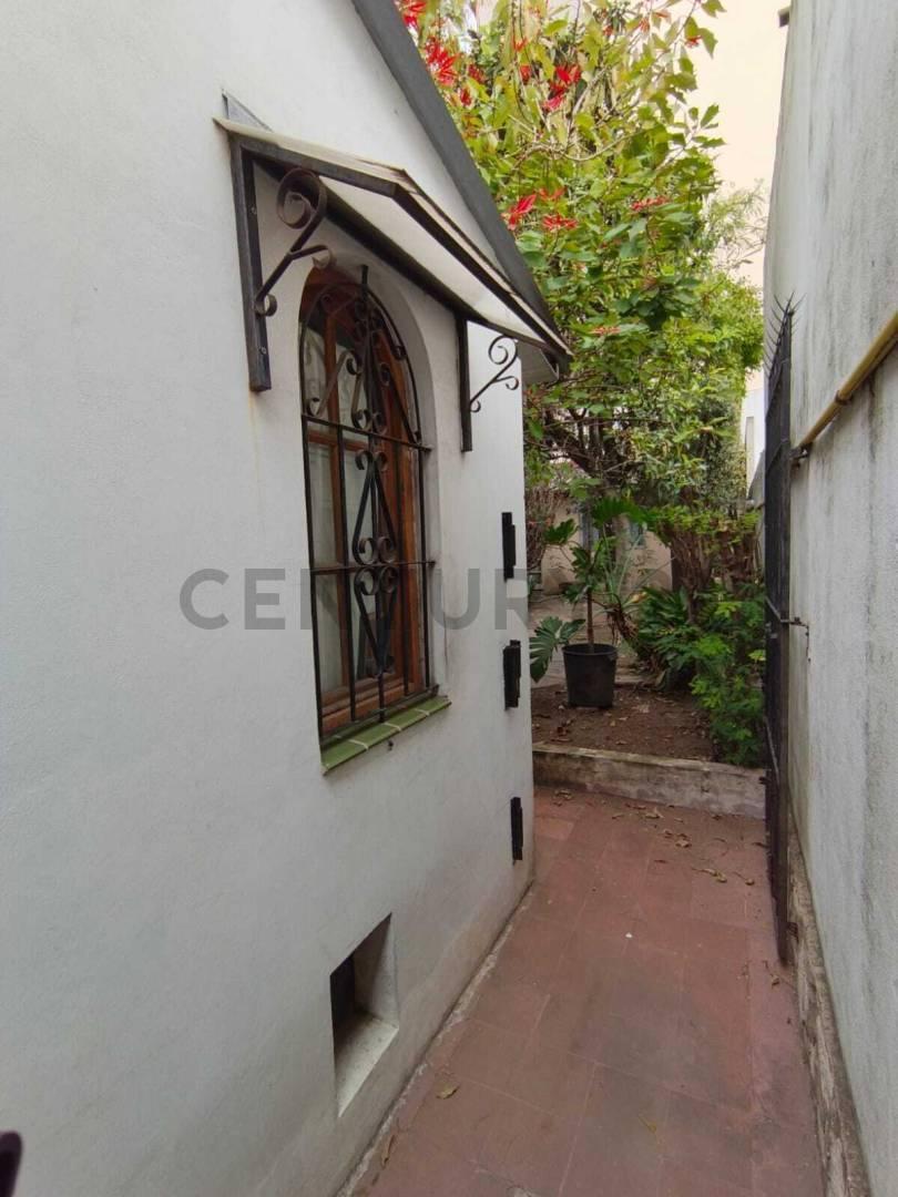 Foto de VENTA – CASA 4 AMBIENTES + ESCRITORIO, CON PARQUE, EXCELENTE UBICACIÓN, imagen 2