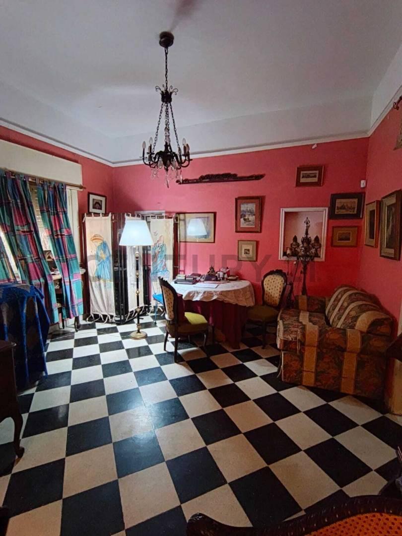 Foto de VENTA – CASA 4 AMBIENTES + ESCRITORIO, CON PARQUE, EXCELENTE UBICACIÓN, imagen 1