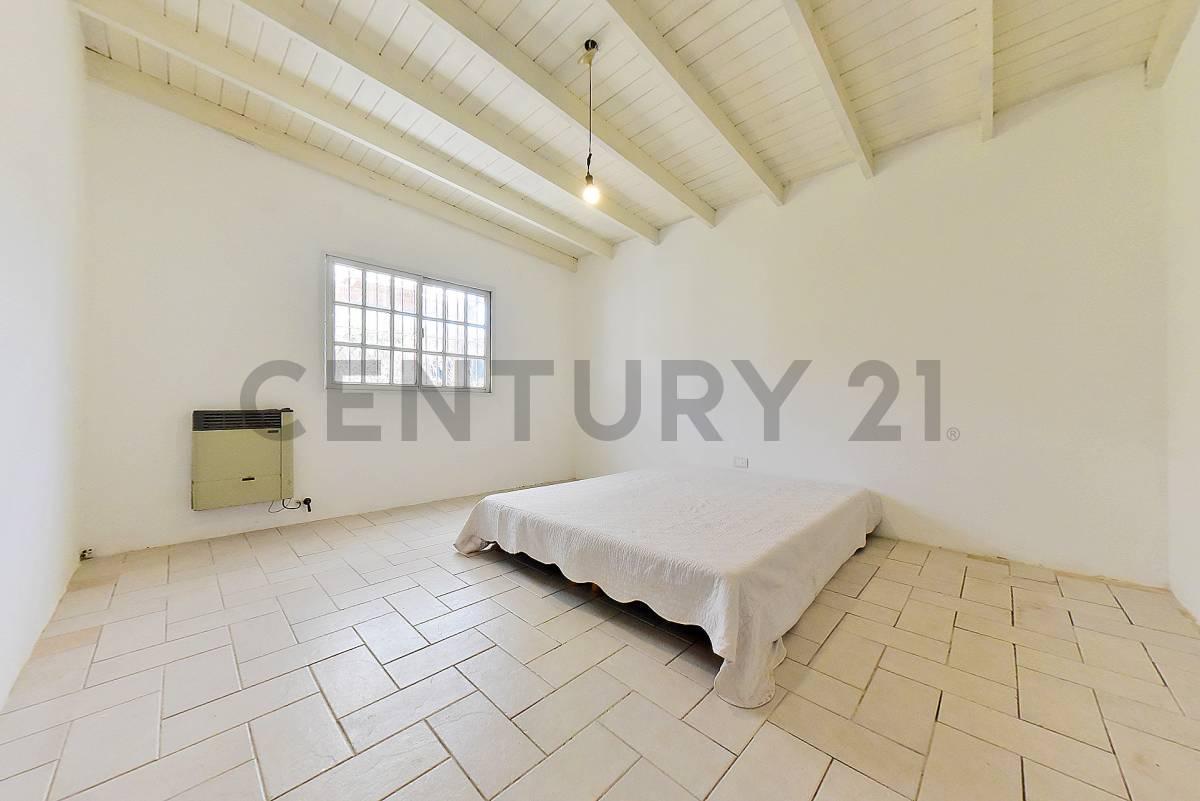 Foto de VENTA CASA 3 AMBIENTES JARDÍN Y LOCAL EN ARECO, imagen 2
