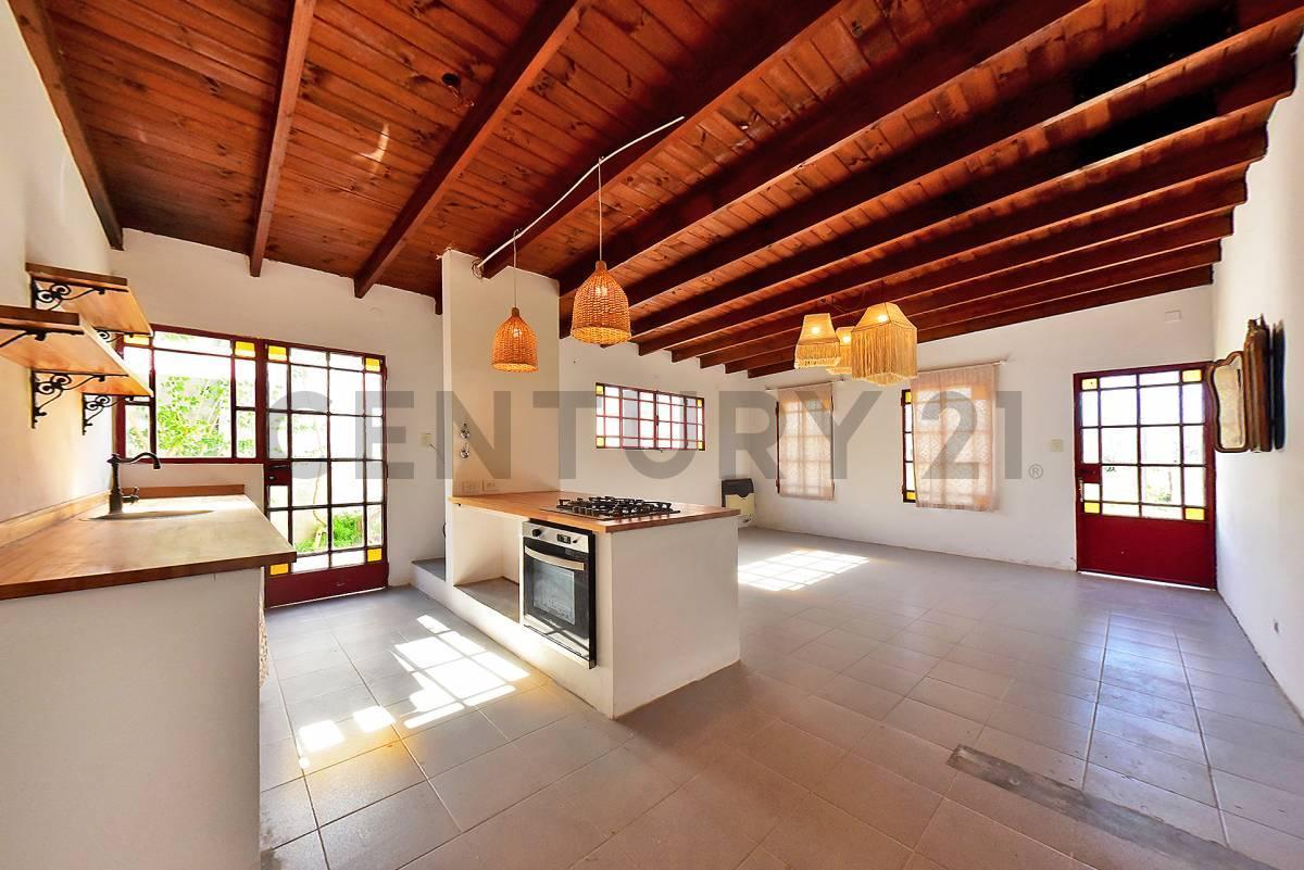 Foto de VENTA CASA 3 AMBIENTES JARDÍN Y LOCAL EN ARECO, imagen 1