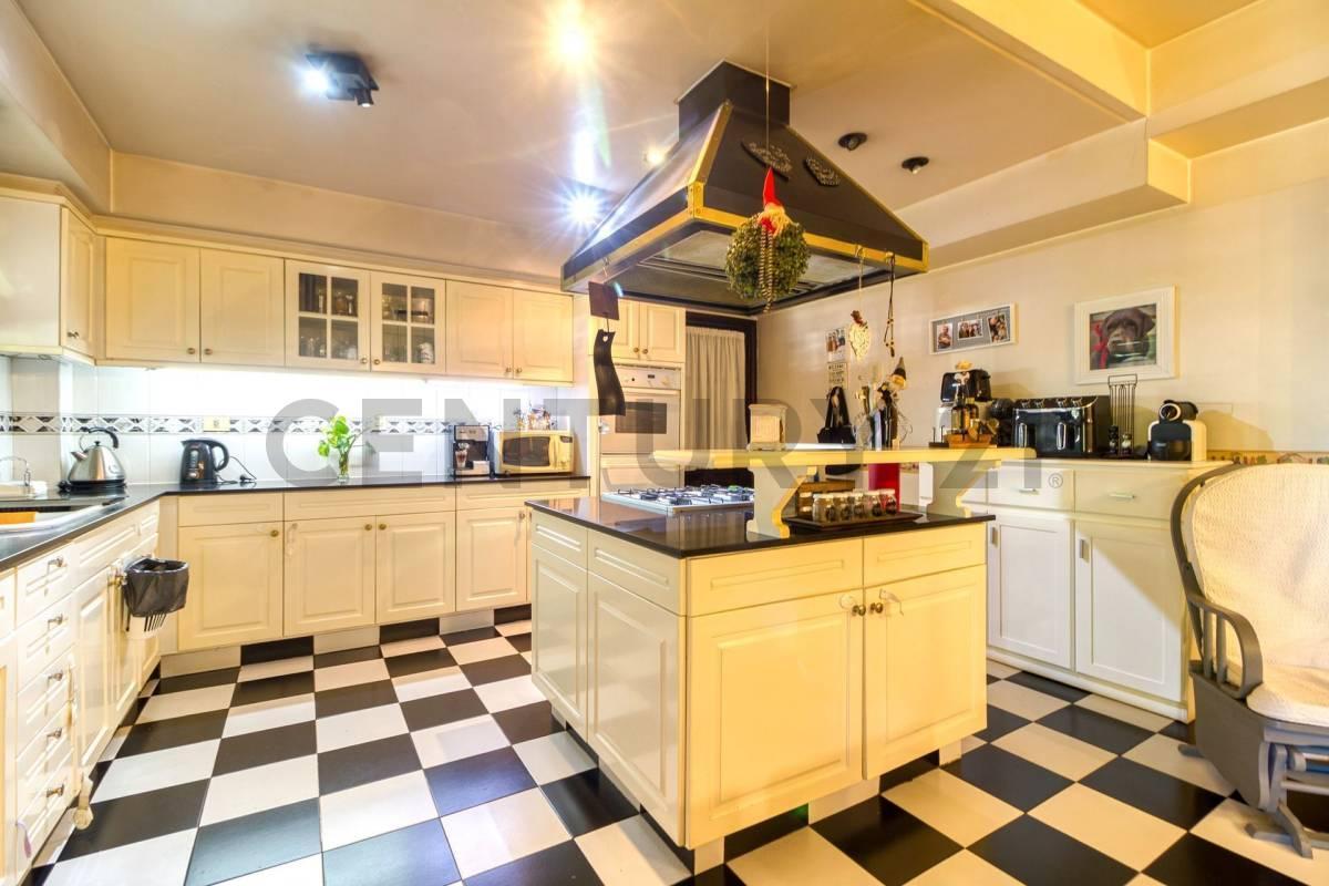 Foto de VENTA CASA CASTELAR NORTE 5 AMB C/PILETA, imagen 4