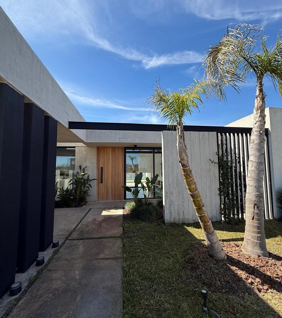 Foto de CASA EN VENTA A LA LAGUNA – Área 11, San Sebastián | Pileta, sauna y, imagen 1