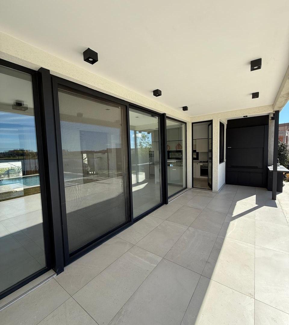 Foto de CASA EN VENTA A LA LAGUNA – Área 11, San Sebastián | Pileta, sauna y, imagen 3