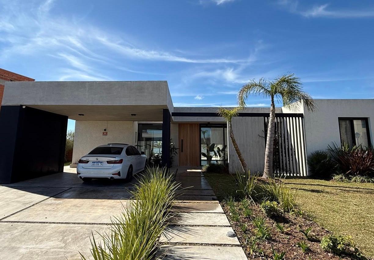 Foto de CASA EN VENTA A LA LAGUNA – Área 11, San Sebastián | Pileta, sauna y, imagen 4