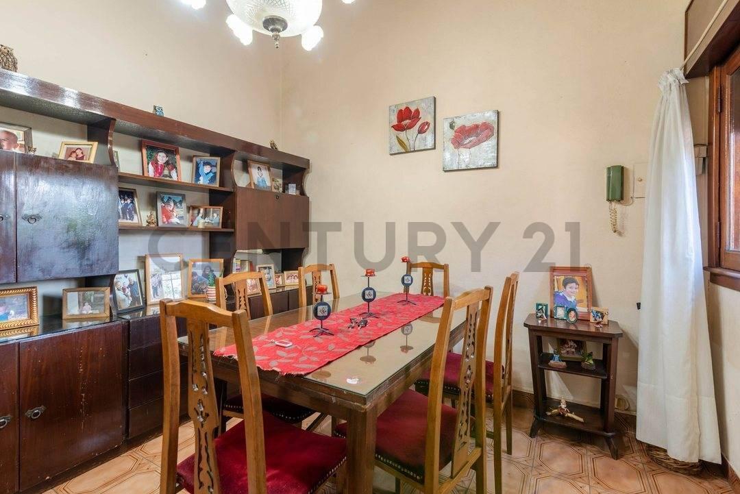Foto de VENTA CASA TEMPERLEY 5AMB C/PILETA Y JARDIN, imagen 3