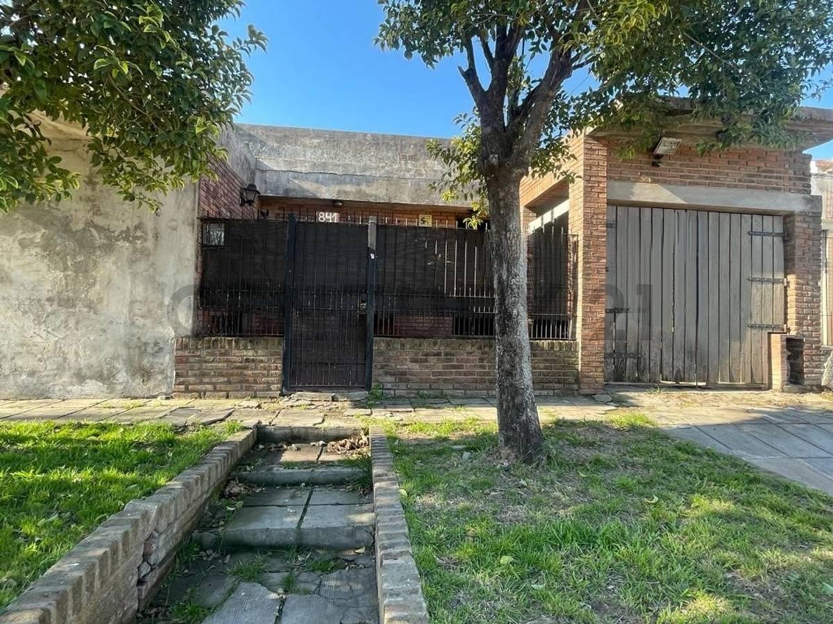 Foto de VENTA CASA 4 AMB. EL TALAR CON PILETA Y COCHERA, imagen 1