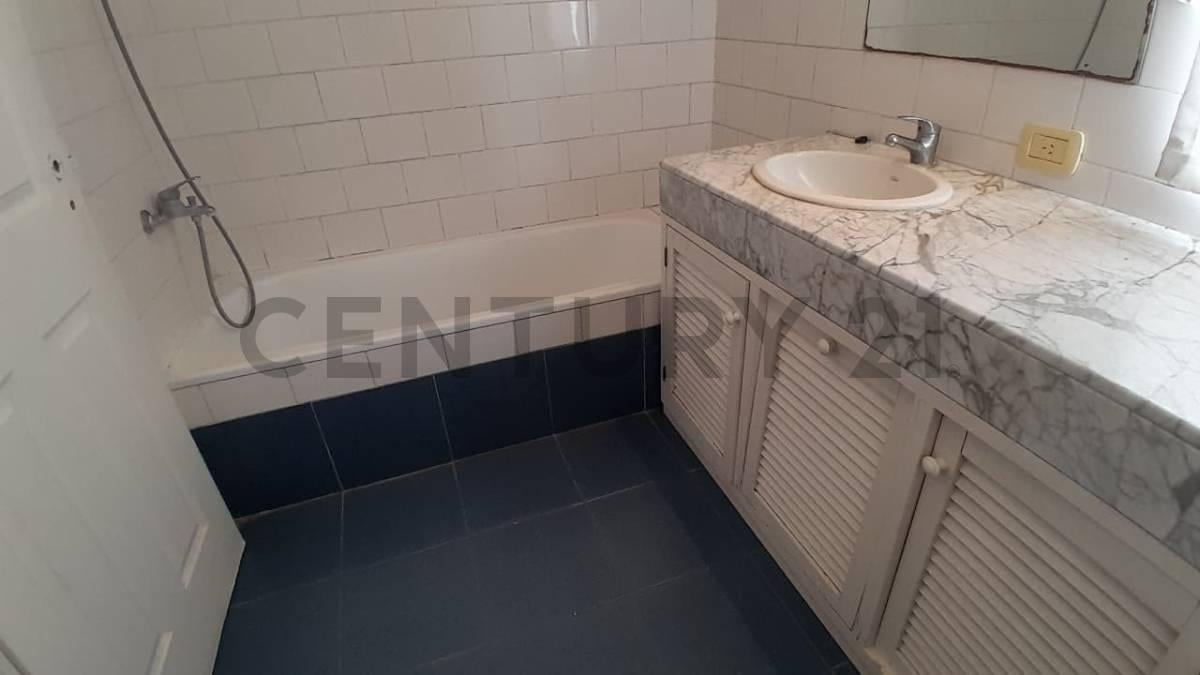 Foto de VENTA CASA 4 AMBIENTES + DEPENDENCIA DE SERVICIO EN BARRIO LA MASIA, imagen 4