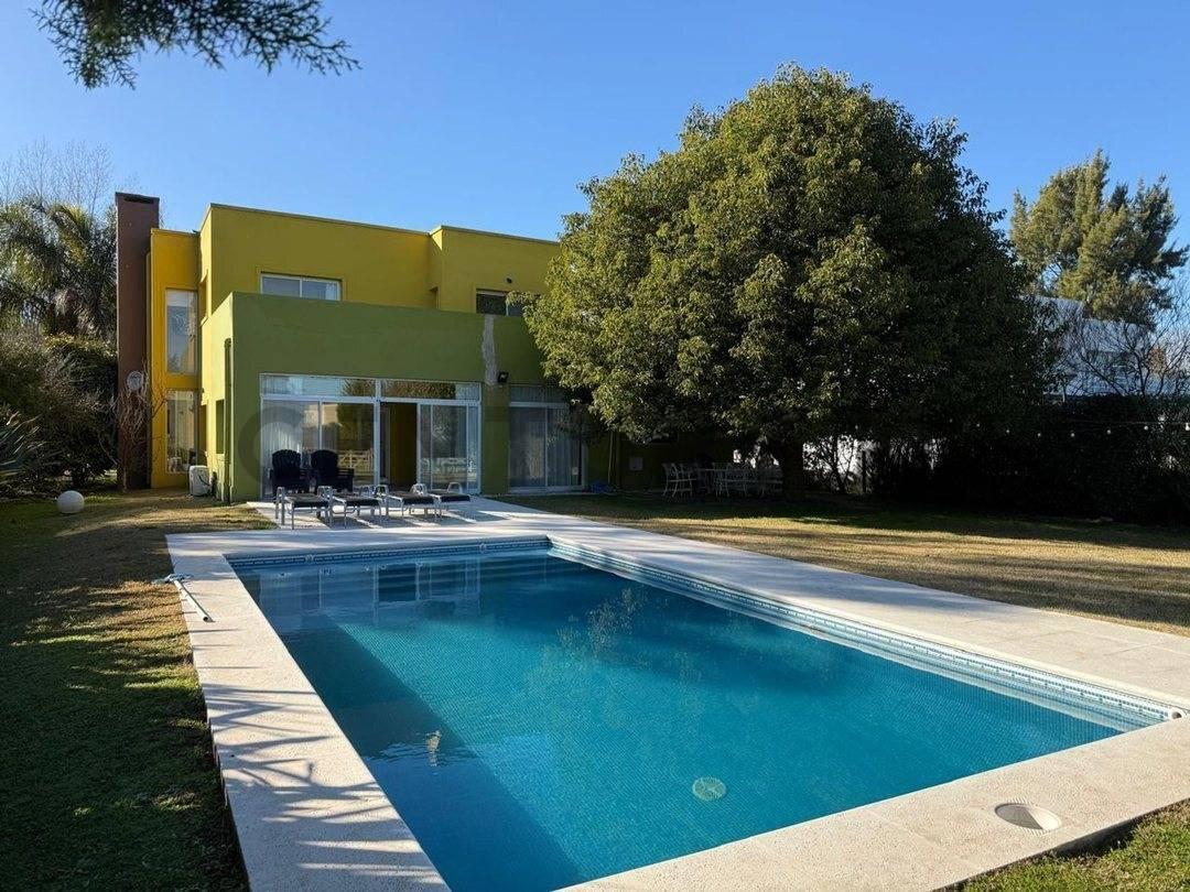 Foto de CASA EN VENTA 4 AMBIENTES LOTE 1200 M2 CON PILETA Y VISTA A LA LAGUNA, imagen 2