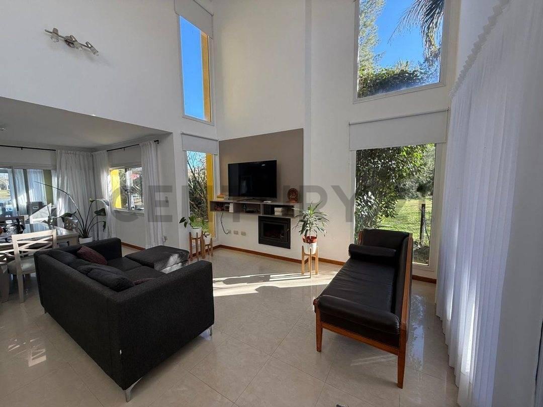 Foto de CASA EN VENTA 4 AMBIENTES LOTE 1200 M2 CON PILETA Y VISTA A LA LAGUNA, imagen 3