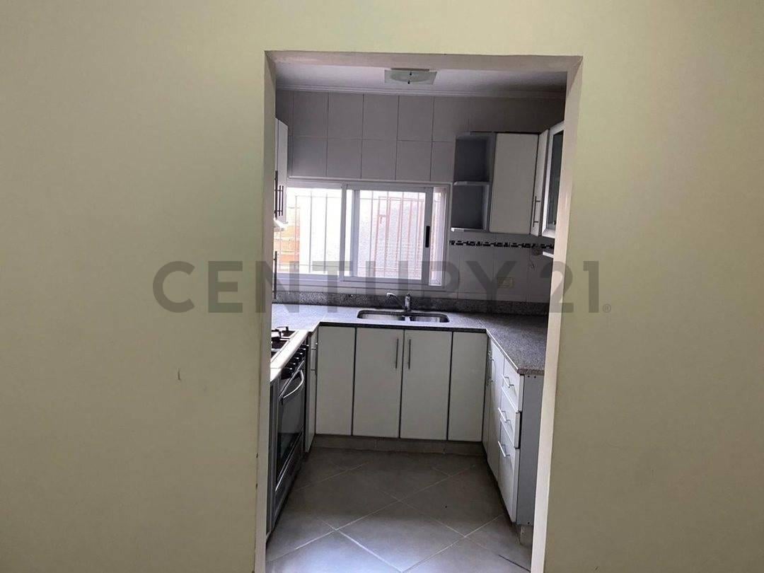 Foto de VENTA CASA 3 AMBIENTES CON DOS COCHERAS CUBIERTA Y TERRAZA EN CASEROS, imagen 3