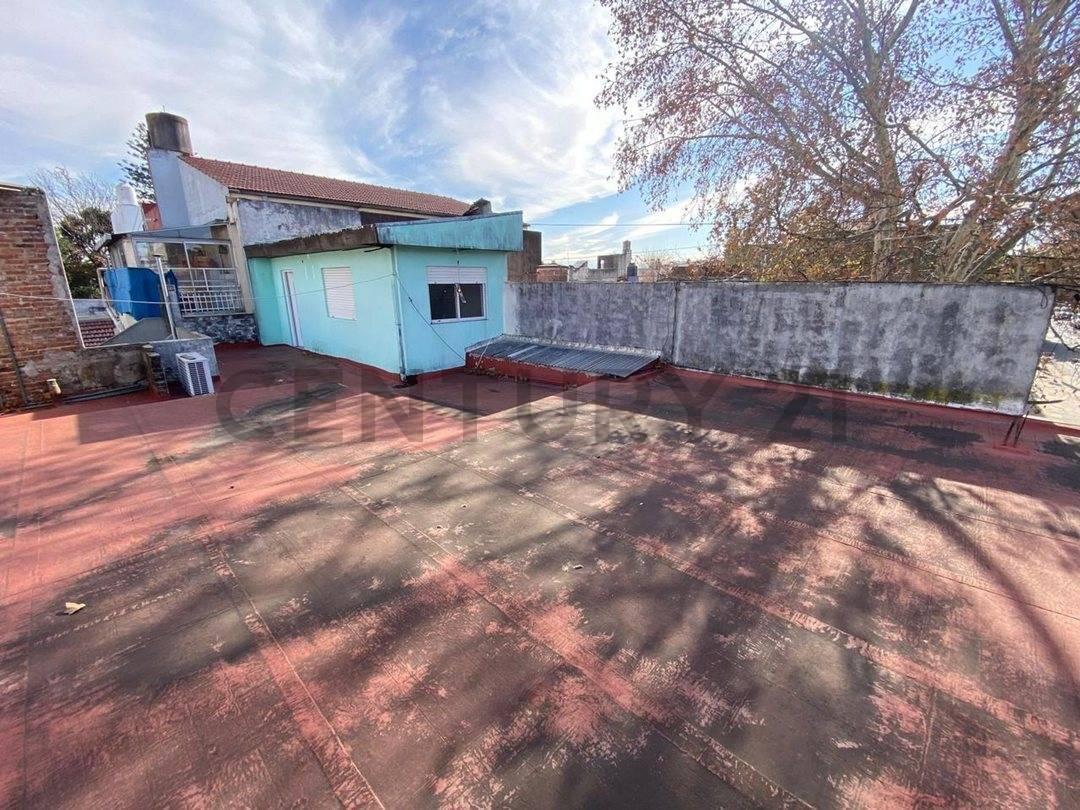 Foto de VENTA CASA 3 AMBIENTES CON DOS COCHERAS CUBIERTA Y TERRAZA EN CASEROS, imagen 2
