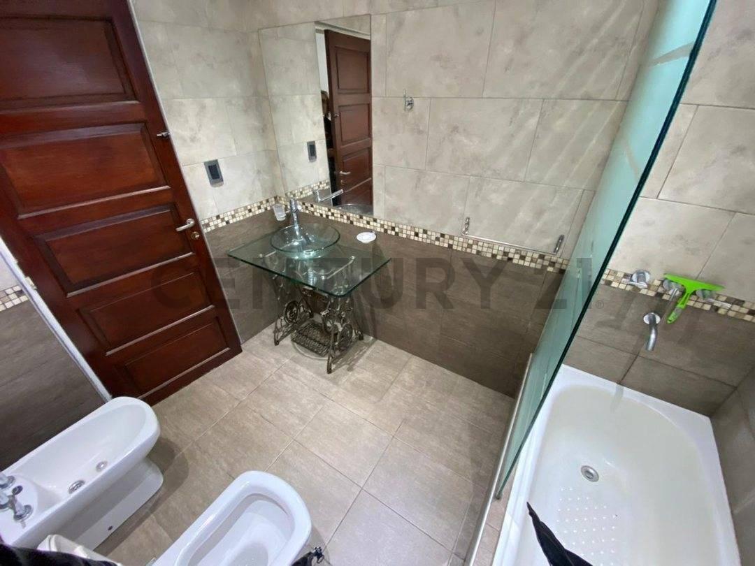 Foto de VENTA CASA 3 AMBIENTES CON DOS COCHERAS CUBIERTA Y TERRAZA EN CASEROS, imagen 4
