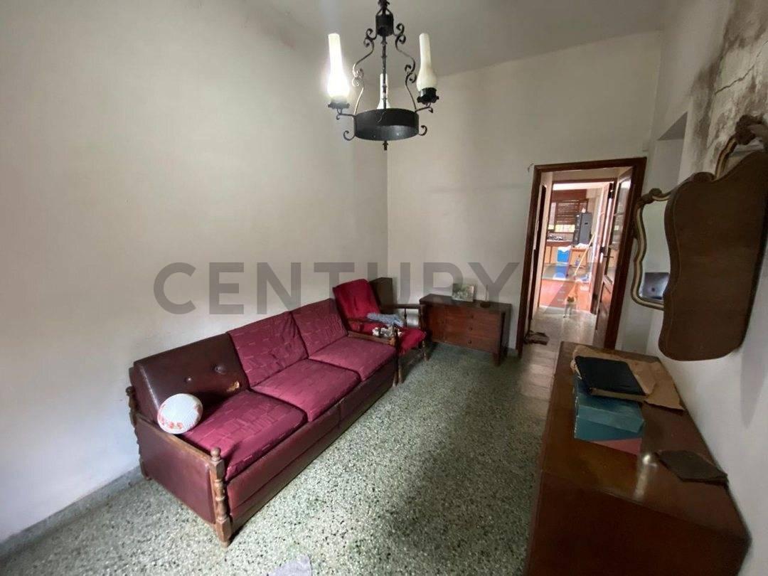 Foto de CASA EN VENTA 3 AMBIENTES CON JARDIN EN LANÚS ESTE SOBRE LOTE 416 M2, imagen 2