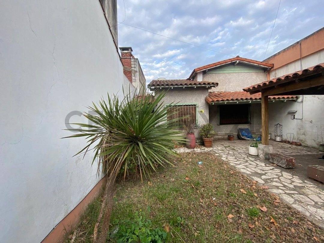 Foto de CASA EN VENTA 3 AMBIENTES CON JARDIN EN LANÚS ESTE SOBRE LOTE 416 M2, imagen 3