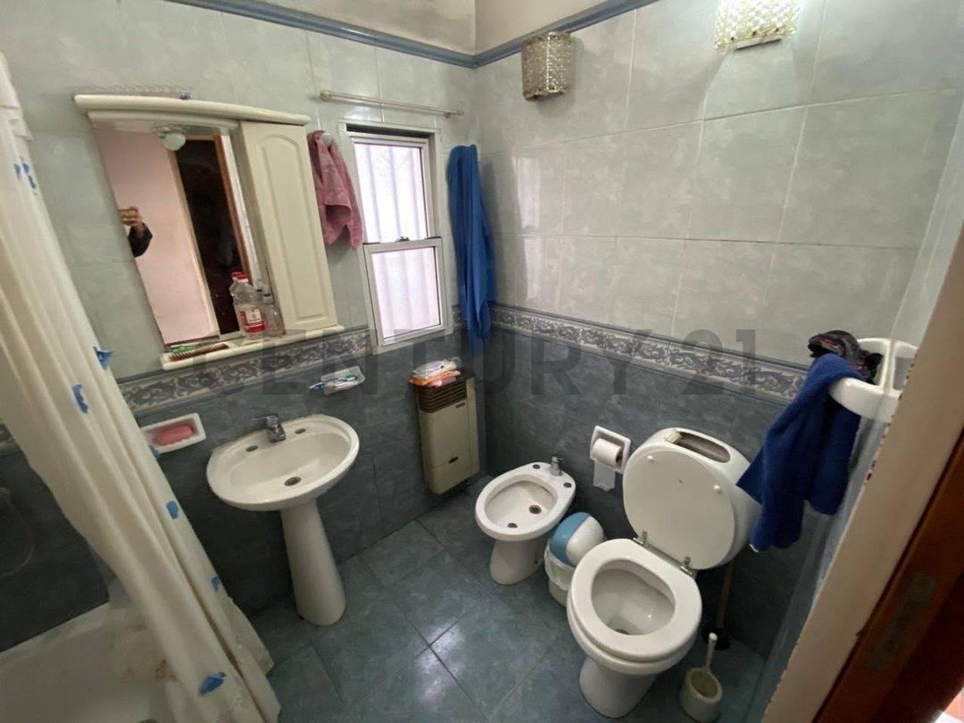 Foto de CASA EN VENTA 3 AMBIENTES CON JARDIN EN LANÚS ESTE SOBRE LOTE 416 M2, imagen 4