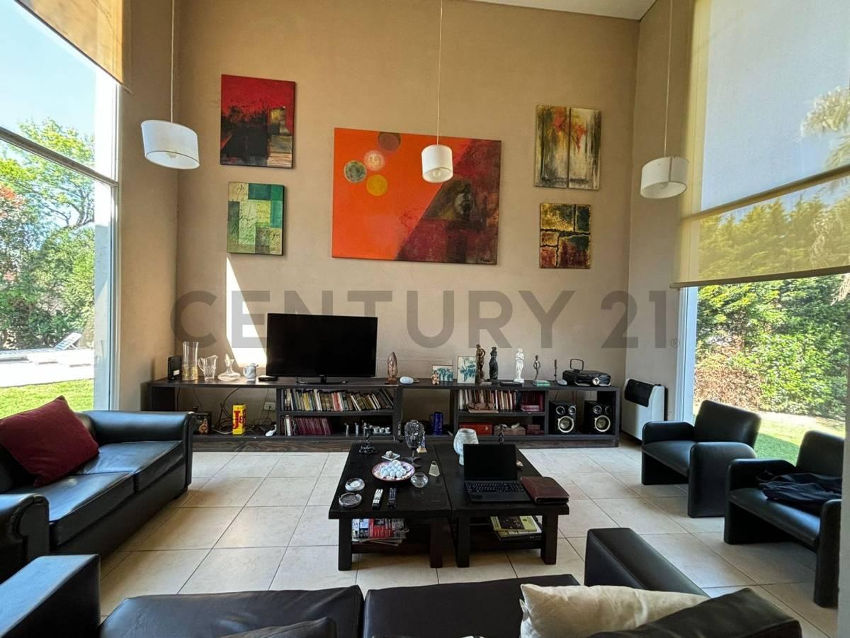 Foto de VENTA CASA SAN LUCAS 6 AMB CON PILETA APTA CREDITO, imagen 2